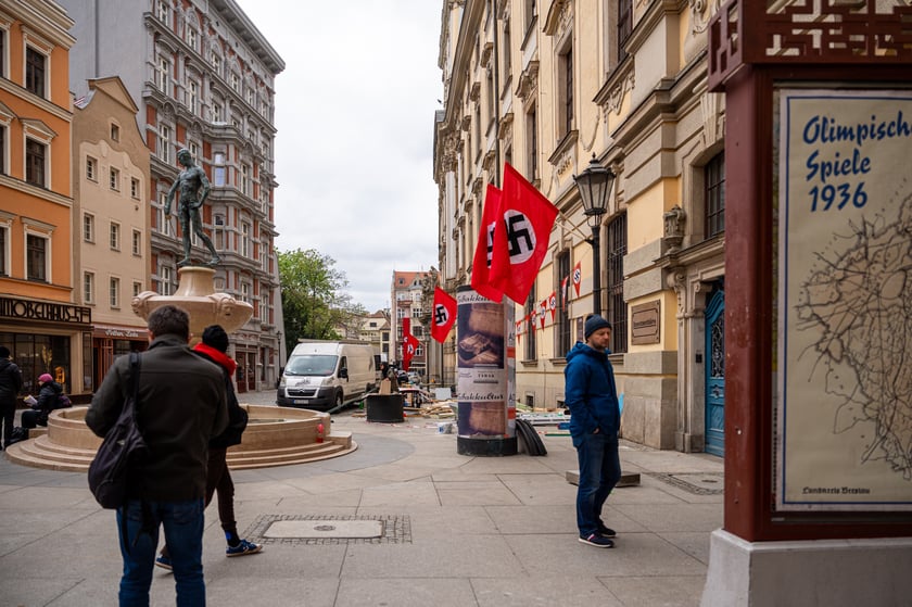 Plan zdjęciowy w okolicach Uniwersytetu Wrocławskiego. - Z uwagi na szczególne tło historyczne serialu (nazistowskie Niemcy lat 30. XX wieku), w przestrzeni miasta powstaną plany scenograficzne, uwzględniające określone znaki i symbole, charakterystyczne dla danego okresu historycznego, których nie należy w żaden sposób interpretować dosłownie – są jedynie dekoracją do filmu - informuje producent filmu